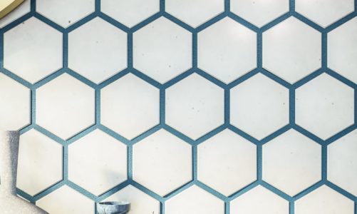 Plamoodporna, hydrofobowa, odporna na szorowanie, a do tego dostępna aż w 40 kolorach. Fuga idealna?